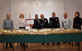 uczestnicy spotkania za stołem z zakupionymi rzeczami