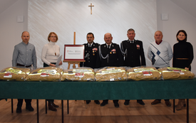 uczestnicy spotkania za stołem z zakupionymi rzeczami