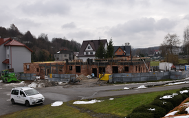 widok przedszkola z oddali, stan surowy