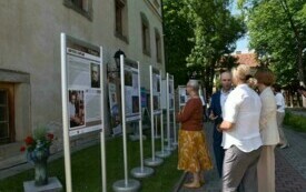 Otwarcie wystawy plenerowej &quot;Artysta i Kapłan&quot; poświęconej tw&oacute;rczości ks. Stanisława Nowaka