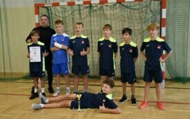 Halowa piłka nożna chłopc&oacute;w w ramach Igrzysk Dzieci 2024/2025 - drużyna z SP Much&oacute;wka - zdobywcy II miejsca