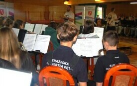 muzycy siedzą i grają podczas pr&oacute;by