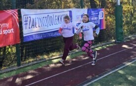 dwie dziewczynki biegną