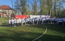 zawodnicy ustawieni jeden obok drugiego w linii