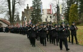 orkiestra prowadzi przemarsz