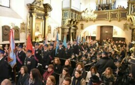 uczestnicy uroczystości w kościele