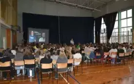 &bdquo;Nie jesteś skazany &ndash; program przeciwdziałania przemocy i uzależnieniom&rdquo; - młodzież klas &oacute;smych podczas prelekcji