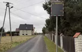 słup energetyczny, droga asfaltowa, dom, ogrodzenie