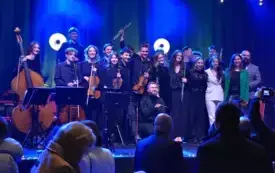 orgiestra pozauje do zdjęcia po koncercie