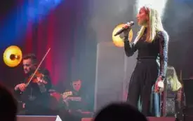 solistka śpiewa kolędę