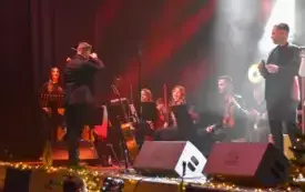 ujęcie na dyrygenta i sekcję smyczkową zespołu