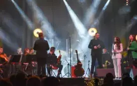 na scenie rflektory skupiają uwagę na perkusistę grającego solo