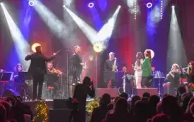 soliści śpiewją przy akompaniamencie orkiestry