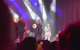 śpiewający duet kobiety i mężczyzny