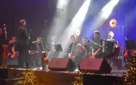 trio akordeonisty, perkusisty i skrzypka w pięknym tango