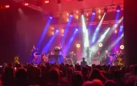 pięknie oświetlona scena z muzykami 