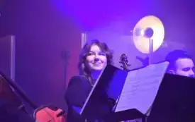 uśmiechnięta skrzypaczka