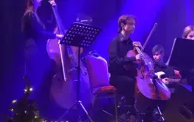 sekcja smyczkowa gra na przystrojono świątecznie scenie