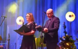 Para konferanser&oacute;w zapowiada otwiera koncert