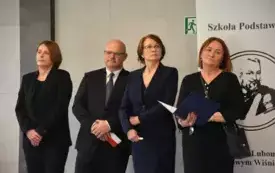 dyrekacja szkoły i władze samorządowe na otwarciu basenu