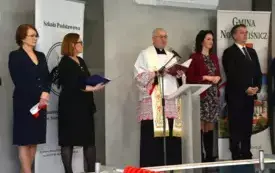 ksiądz czyta modlitwę poświęcenia basenu