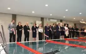 samorządowcy i dzieci przecinają wtęgę
