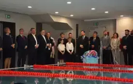 goście przy basenie słuchają przem&oacute;wień