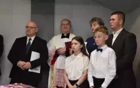uczniowie i zaproszeni goście słuchają przem&oacute;wień