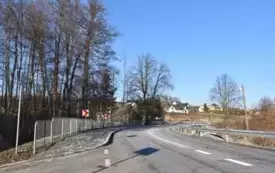 droga asfaltowa z chodnikiem drzewa, niebo