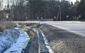 rzeka, przepust, umocniony bok, droga asfaltowa