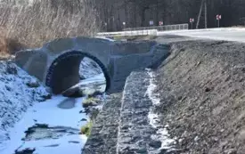 rzeka, przepust, umocniony bok, droga asfaltowa