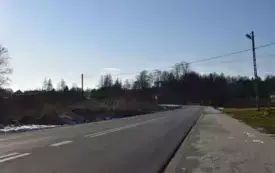 droga asfaltowa z chodnikiem drzewa, niebo