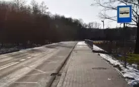 droga asfaltowa z chodnikiem drzewa, niebo, przystanek