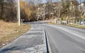 droga asfaltowa z chodnikiem drzewa, niebo