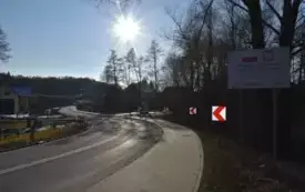 droga asfaltowa z chodnikiem drzewa, niebo, tablica, zabudowania