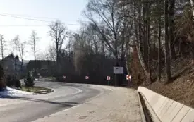 droga asfaltowa z chodnikiem drzewa, niebo, zabudowania