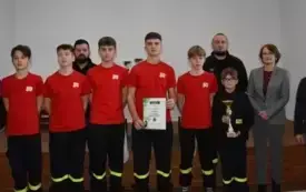 drużyna z pucharem i dyplomem oraz wręczający