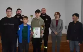 drużyna z pucharem i dyplomem oraz wręczający