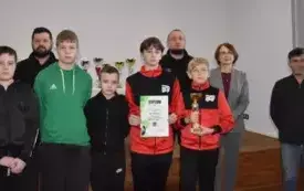 drużyna z pucharem i dyplomem oraz wręczający