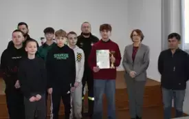 drużyna z pucharem i dyplomem oraz wręczający