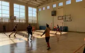 strażacy w trakcie gry