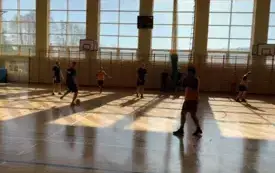 strażacy w trakcie gry