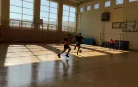 strażacy w trakcie gry