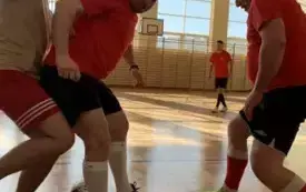 strażacy w trakcie gry