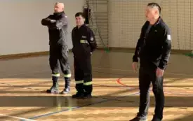 dwaj strażacy i sędzia turnieju