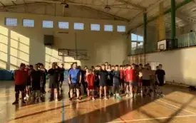 uczestnicy stoją w kolumnach na sali gimnastycznej