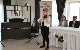 Uroczystość wręczenia jubileuszy małżeńskich - występ uczennicy SM w Nowym Wiśniczu