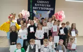 wszyscy uczestnicy na tle ścianki