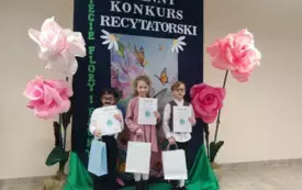 uczestnicy konkursu na tle ścianki