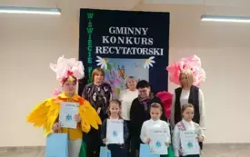 na tle ścianki uczestnicy